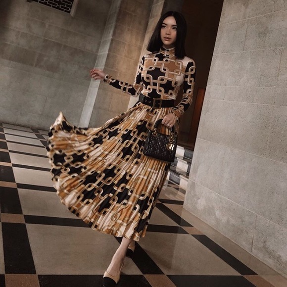 LAST ONE! GORGEOUS H&M Printed Pleated Satin Skirt - Picture 7 of 8